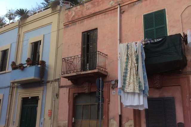 Scalette, case colorate, cappelle nascoste: a Bari c'� "La Mend�gne"
